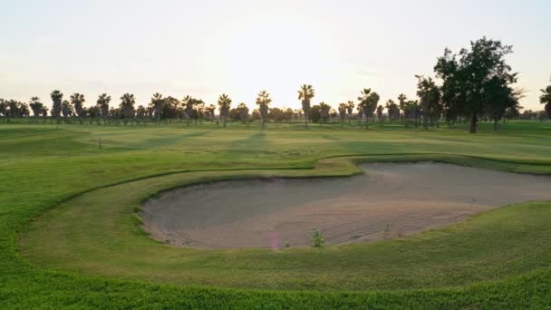 Hôtel parcours de golf vert avec sable, belle nature. Gros plan. — Video