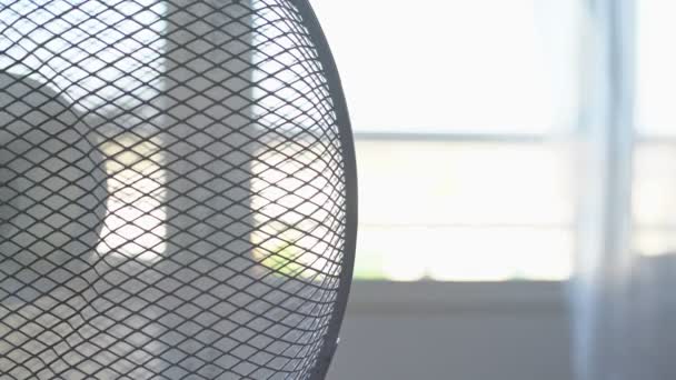 Elektrický ventilátor pro chlazení místnosti v létě, teplo. Rozmazané pozadí. Nadsázka. Vysoká klávesa. — Stock video