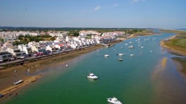 Video çekimi, Cabanas de Tavira köyünün Ria Formosa kanalı. Su turizmi ve geleneksel balıkçılık. Portekiz Algatrve.