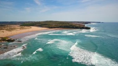 Havadan video çekimi. Sörf yapmak için güzel bir manzara, Atlantik kıyısında Amoreira sahilinde balık tutmak. Portekiz, Sagres, Algarve, Aljezur.