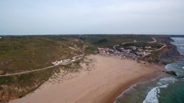 Havadan video çekimi. Atlantik kıyısındaki Monte Clerigo sörf plajı. Portekiz, Aljezur, Sagres, Algarve.