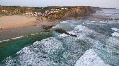 Havadan video çekimi. Atlantik kıyısındaki Monte Clerigo 'da turistler için sörf ve dinlenme plajı. Portekiz, Sagres, Algarve, Costa Vicentina, Aljezur 'un yanında..