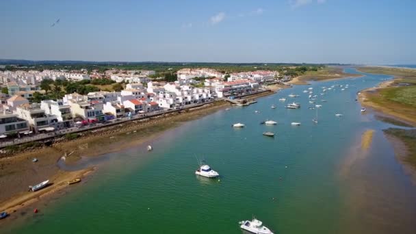 Video çekimi, Cabanas de Tavira köyünün Ria Formosa kanalı. Su turizmi ve geleneksel balıkçılık. Portekiz Algatrve. — Stok video