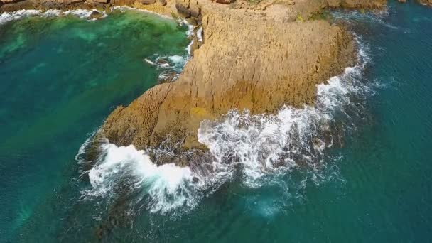 Vídeo aéreo nostálgico, en cámara lenta del mar, las olas rodan suavemente a orillas rocosas del Océano Atlántico Pacífico. — Vídeo de stock