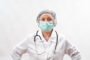Yorgun kadın doktor, koruyucu ekipman hemşiresi ve beyaz bir arka planda virüs maskesi. Steteskopla..