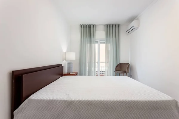 Parlak renkli ve beyaz duvarlı minimalist yatak odası. Avrupa tarzı. — Stok fotoğraf