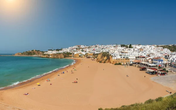 Luchtpanorama van Albufeira, Algarve, Portugal. Prachtig uitzicht op het zeelandschap met het strand, de oceaan. Zonnige dag. — Stockfoto