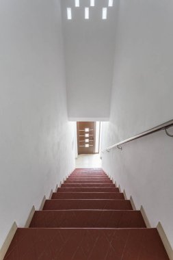 Merdivenler ön ahşap kapıya gidiyor. Uzayı kopyala Kavramsal fotoğraf.