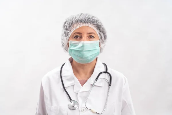 Zmęczona sanitariuszka, pielęgniarka w wyposażeniu ochronnym i maska z wirusów, na białym tle. Ze stetoskopem. — Zdjęcie stockowe