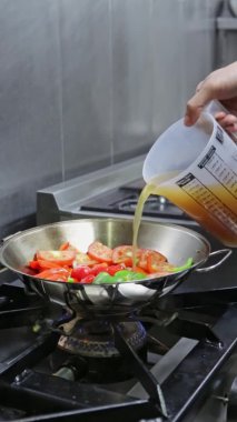 Şef mancınık sosu koyuyor. Dikey video. Kapat..