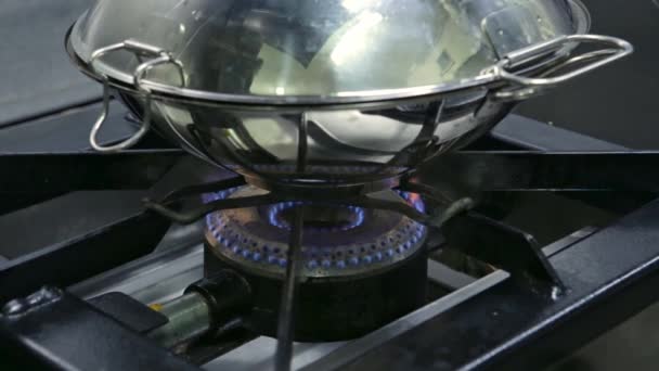 Sartén de cobre Cataplan en una estufa de gas para cocinar mariscos. Vídeo horizontal. Primer plano . — Vídeo de stock