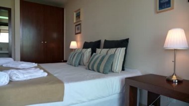 Modern bir yatak odası. İç kısımda bir banyo var..