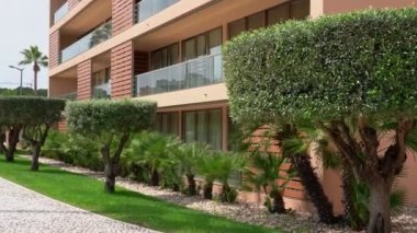 Salgados, Albufeira 'da lüks, modern bir otel, Portekiz ağaçlarla çevrili güzel bir parka bakıyor..