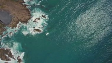 Havadan video çekimi. Dalgalar kıyıya vuruyor, Arrifana, Sagres, Portekiz, Algarve sahillerindeki kayalar.