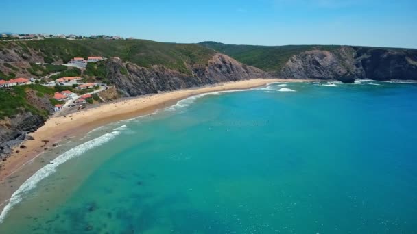 Filmagem de vídeo aéreo. Bela paisagem da praia da Arrifana, Aljezur, Portugal, Algarve. Local ideal para surfar, pescar . — Vídeo de Stock