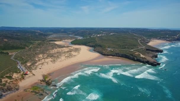 Natáčení leteckých videí. Amoreira plážový přímořský plášť na pobřeží Atlantiku pro surfování praxe. Portugalsko, Sagres, Algarve, Aljezur. — Stock video