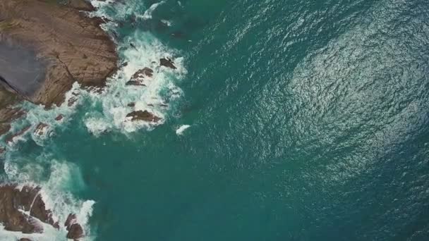 Légi felvétel. A hullámok verték a partot, sziklák találhatók Arrifana strandján, Sagres, Portugália, Algarve. — Stock videók