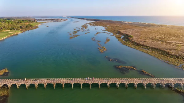 Luchtfoto van Quinta de Lago, Almancil, Algarve, Portugal. Brug over het strand. Duinen. — Stockfoto