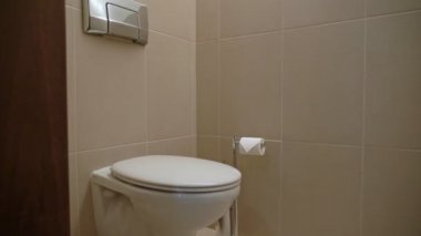 Temiz banyo, beyaz tuvalet, kapalı kapak. Yakın plan..