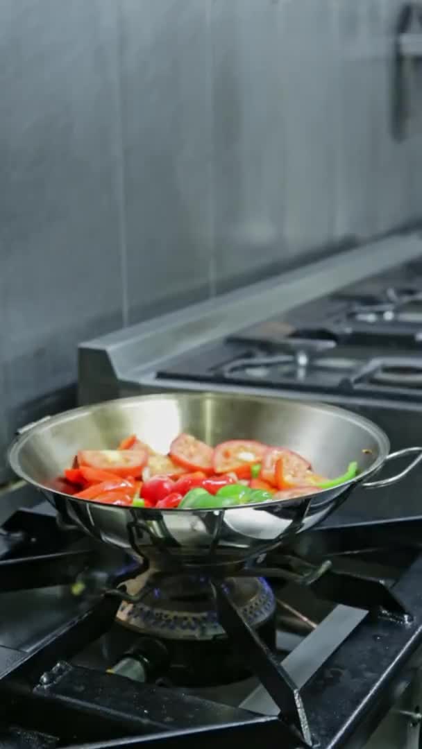 Cataplan avec légumes cuits sur une cuisinière à gaz, à feu doux. Gros plan. Vidéo verticale. — Video