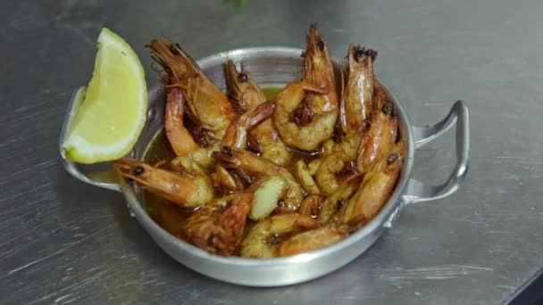 El chef decora un plato de camarones fritos, calamares, limón y verdor. Vídeo vertical. Primer plano . — Vídeos de Stock