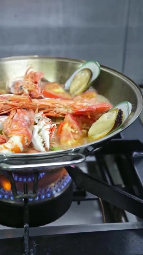 Катапула зі свіжими морепродуктами, овочами готують на газовій плиті, дуже кип'ятять. Вертикальне відео. Крупним планом . — стокове відео