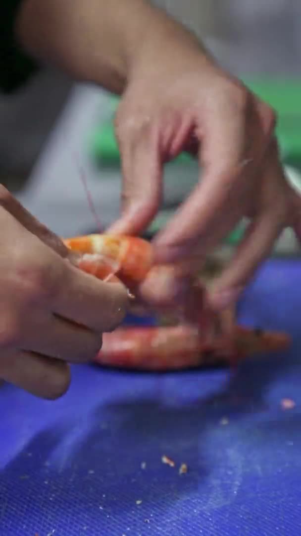 요리사는 큰 바닷가재에서 껍질을 제거 한다. 수직 영상입니다. 클로즈업. — 비디오