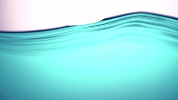 強い振動、純度、新鮮さと生態系のシンボルと水の純粋な青い波。閉鎖. — ストック動画