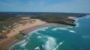 Havadan video çekimi. Deniz manzaralı, Amoreira sahilli, sörf antrenmanı için. Portekiz, Sagres, Algarve, Aljezur. Costa Winchestin yakınlarında. Avrupa.