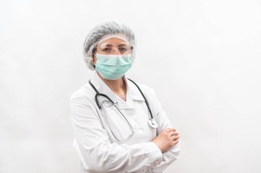 Yorgun kadın doktor, koruyucu ekipman hemşiresi ve beyaz bir arka planda virüs maskesi. Steteskopla..