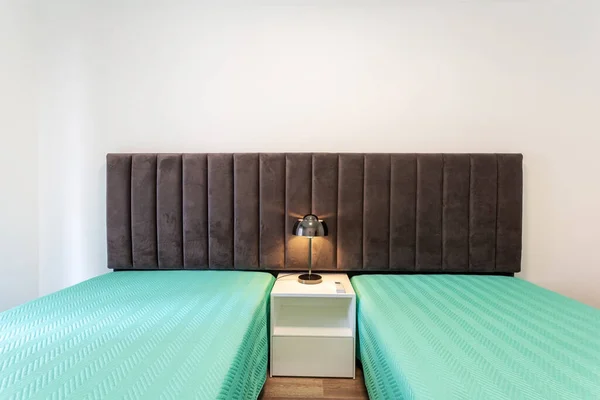 明るい色と白い壁にミニマリストの寝室。ヨーロッパ風. — ストック写真