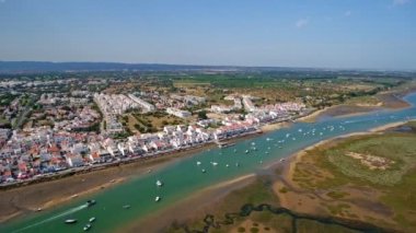 Video çekimi, Cabanas de Tavira köyünün Ria Formosa kanalı. Su turizmi ve geleneksel balıkçılık. Portekiz Algatrve.