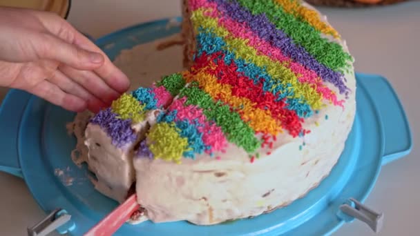 Couper un délicieux gâteau sablé festif en morceaux. Gros plan. — Video