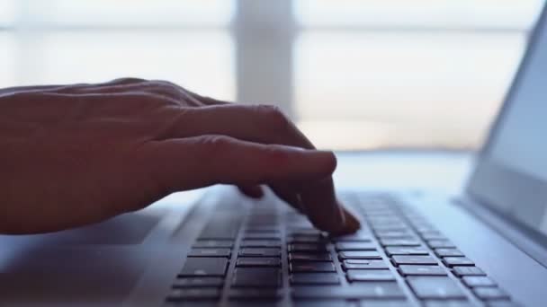 Affärsman skriva med händerna på datorns tangentbord, bärbar dator. Hög nyckel. Överexponering. Närbild. — Stockvideo