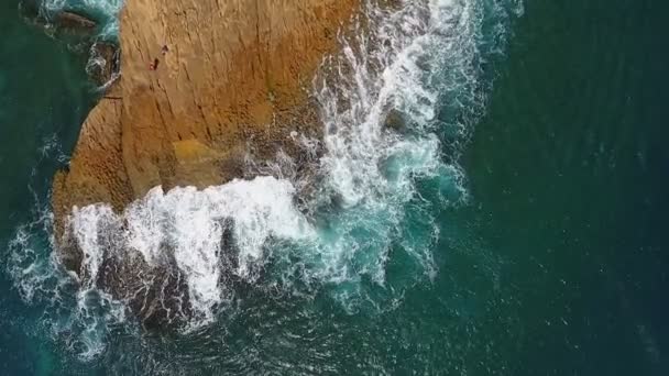 太平洋の岩礁の上を波がスムーズに回転します. — ストック動画