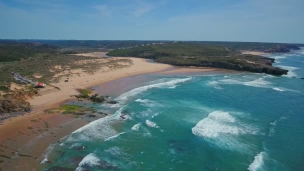 Opnamen vanuit de lucht. Zeegezicht van rots, kust van Amoreira strand, om te surfen. Portugal, Sagres, Algarve, Aljezur. Vlakbij de Costa Winchestin. Europa. — Stockvideo