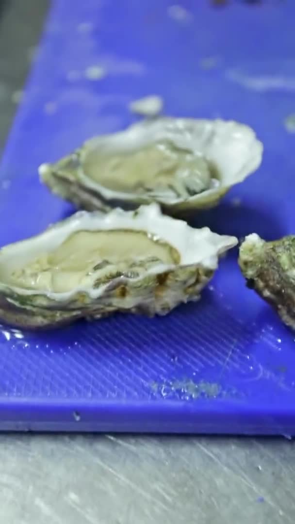 Ecologisch schoon, verse mosselen, oesters, geopend door de chef-kok. Verticale video. Close-up. — Stockvideo