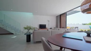 Modern oturma odasının değiştirilmesi, büyük koltuktan rahat koltuklara geçilmesi, mobilyaların çok yönlü olması ve rahatlatıcı bir atmosfer yaratılması.