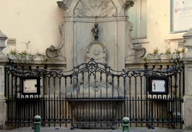 Brussels, Belçika - 28 Şubat 2016: Manneken Pis bronz heykel. Çıplak küçük bir çocuk bir Çeşme'nın Havzası idrar resmeden bir simgesel yapı küçük bronz heykel Brüksel ' deki Manneken Pis.. 