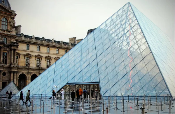 Paris, Fransa - 2 Mart 2016: Louvre piramit bir büyük cam ve metal piramit sohbet Pei Çinli-Amerikalı mimar tarafından tasarlanmış olan