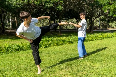 Yeşil bir ortamda odaklanmış dövüş sanatları pratiği.