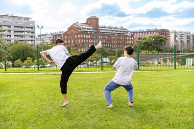 Açık hava tekvando oturumu ile hedeflere ulaşılıyor.