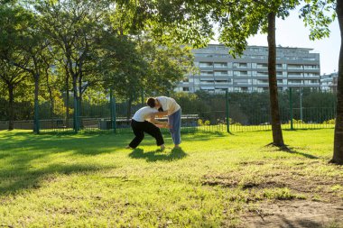Jiu Jitsu eğitimi için sakin bir parka gitti..