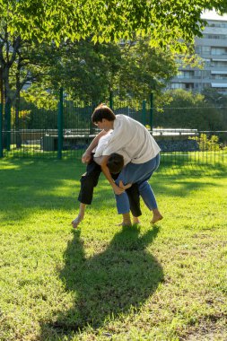 Jiu Jitsu eğitiminde odaklanmış hareketler..