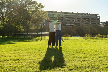 Şiddetli bir dövüş sanatından sonra sakin ve dostça bir an..