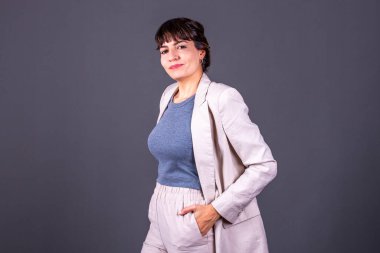 Eli cebinde zarif genç bir iş kadını..