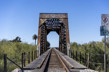 Ventura, California 'daki paslı demiryolu köprüsü