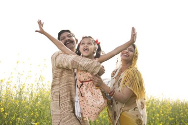 Kırsal Hint Aile tarım alanında eğleniyor