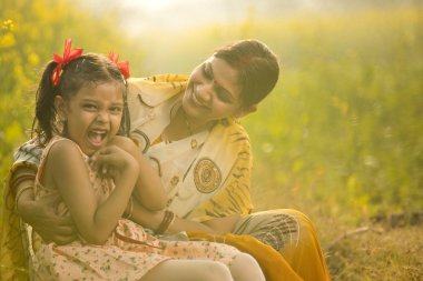 Anne ve kızı tarım alanında eğleniyor.