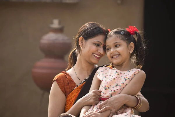 sevgi dolu Hint anne ve kızı Köyü'nde portresi